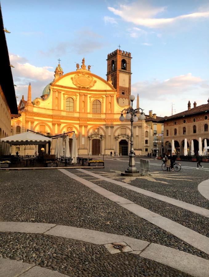 Emma Home Adiacente Alla Piazza Ducale Виджевано Екстериор снимка